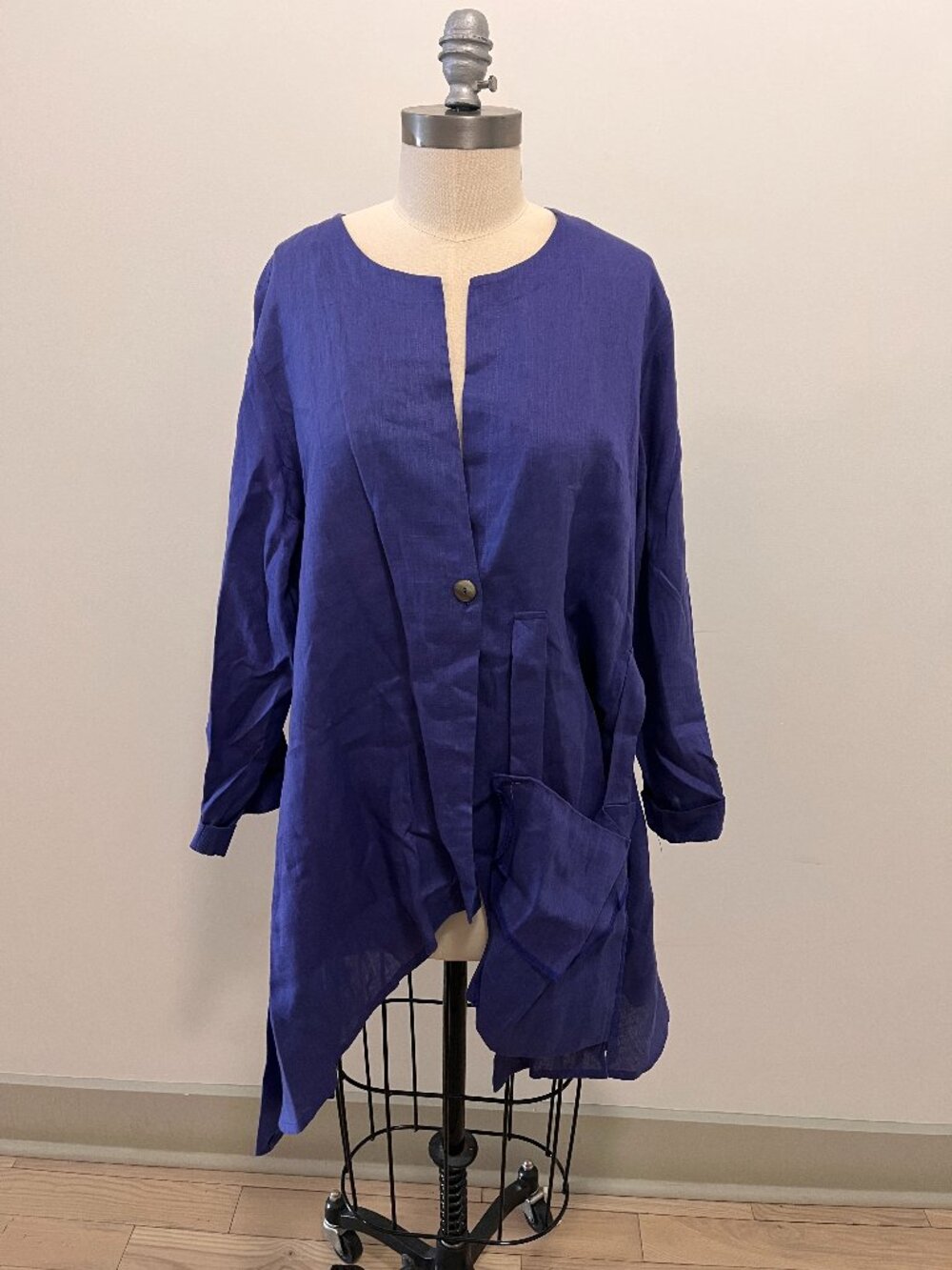 THANNY Blue Linen Longsleeve Cardigan with Single Button Closure